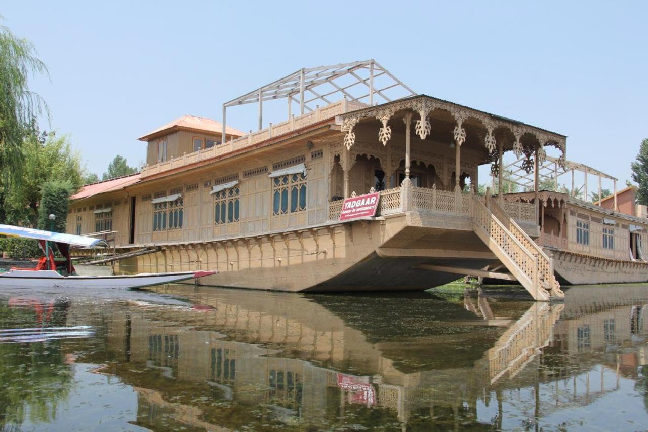 Yadgaar Houseboats Hotell Srīnagar Exteriör bild