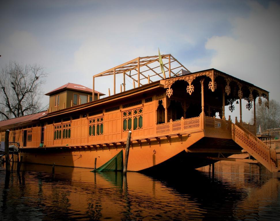 Yadgaar Houseboats Hotell Srīnagar Exteriör bild