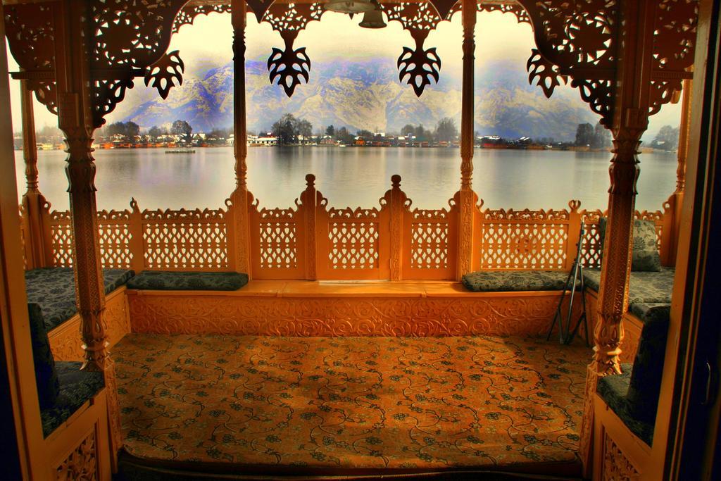 Yadgaar Houseboats Hotell Srīnagar Exteriör bild