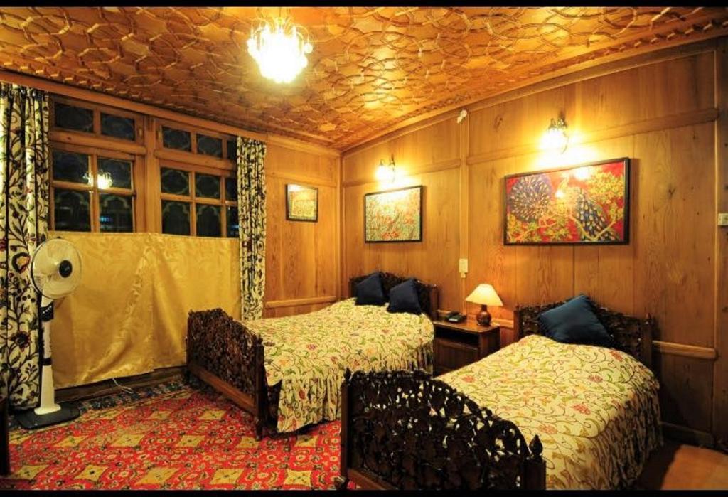 Yadgaar Houseboats Hotell Srīnagar Exteriör bild