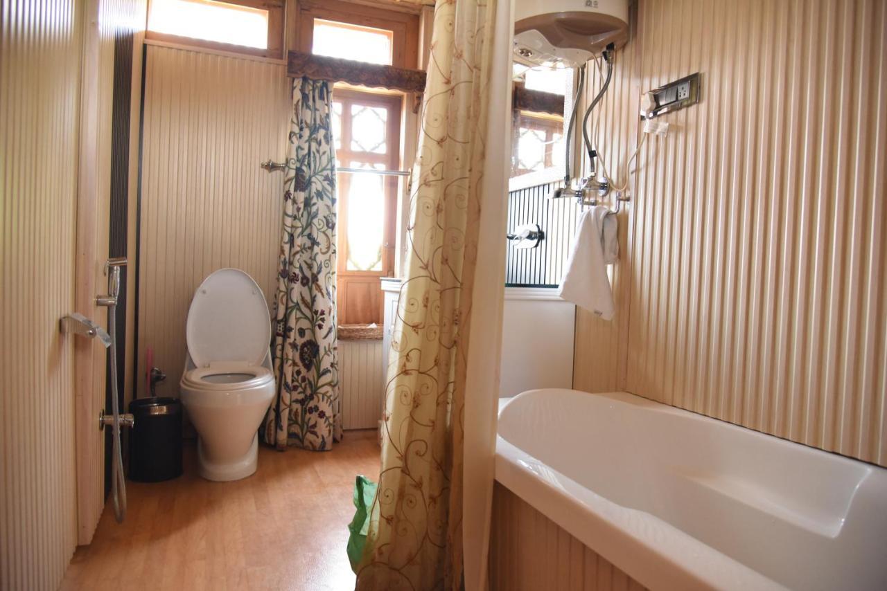 Yadgaar Houseboats Hotell Srīnagar Exteriör bild